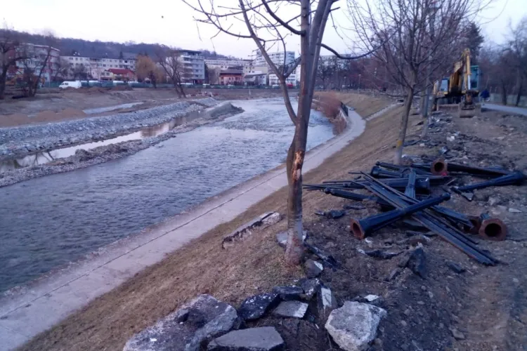 Lucrările de modernizare a malurilor Someșului continuă. Cât mai trebuie să suporte clujenii șantierul de pe marginea râului