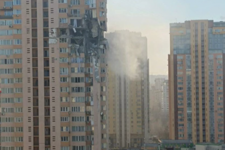 Momentul terifiant în care un bloc de locuințe din Kiev este lovit în plin de o rachetă rusească - VIDEO