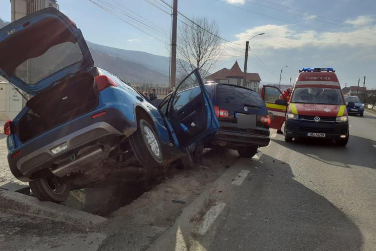 Accident în județul Cluj! Două automobile au ajuns în șanț după ce s-au izbit puternic - FOTO