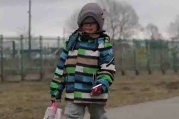 Imagini tulburătoare. Un băiețel de 5 ani trece granița Ucrainei, singur, plângând - VIDEO