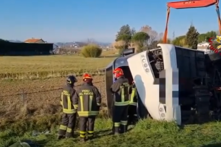 VIDEO - Un autobuz care transporta 50 de cetăţeni ucraineni a ieşit de pe şosea în Italia şi s-a răsturnat. O persoană a decedat
