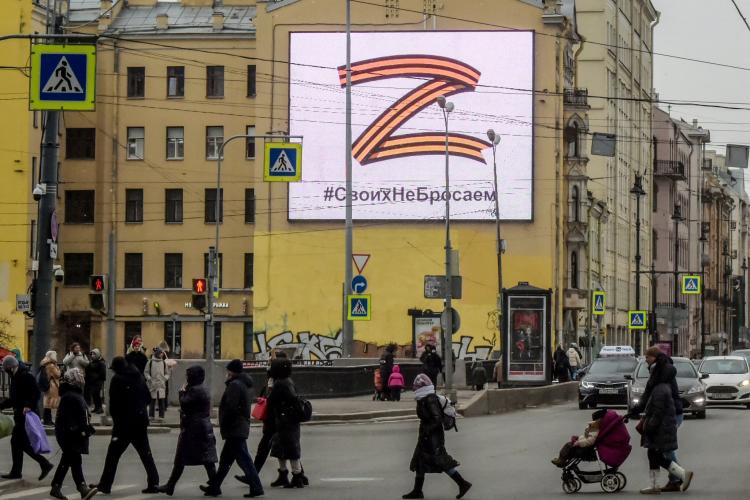 De ce a devenit litera „Z” simbolul războiului pentru Rusia? Tot mai mulți ruși promovează acest simbol