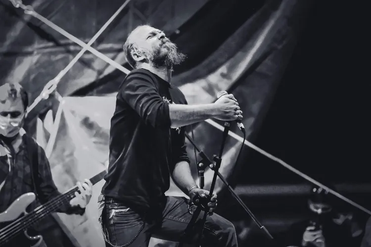 Gestul MINUNAT al unui cunoscut rocker clujean, pentru un copil ucrainean, care a fugit din război fără chitară 