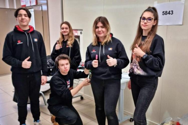 Elevi români obligați să dea jos steagul României la un concurs de robotică în Rusia. Au fost lăsați să concureze doar cu jumătate de echipă