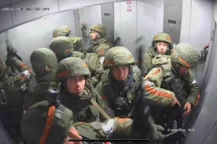 Soldați ruși blocați ca amatorii într-un lift. Au fost capturați de ucraineni - FOTO   