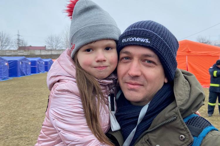 Cum s-a împrietenit o fetiță refugiată la Vama Siret cu un jurnalist român. „A apărut brusc în mijlocul nostru cu întrebarea: ce faceți băieți?”