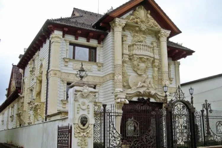 VIDEO - Și-au făcut palate de un lux orbitor, dar acum riscă să le piardă. Străinii compară casele din Certeze cu Sagrada Familia din Spania