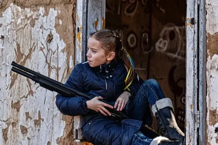 FOTO - Fetiță din Kiev, fotografiată cu o acadea și o pușcă: „Copiii nu au ce căuta în mijlocul unui război