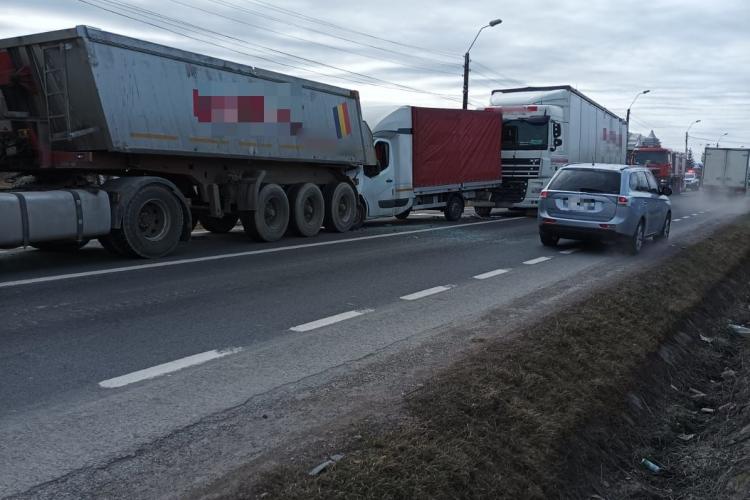 Accident în județul Cluj! Un camion a fost făcut ”sandvici” între un TIR și o basculantă