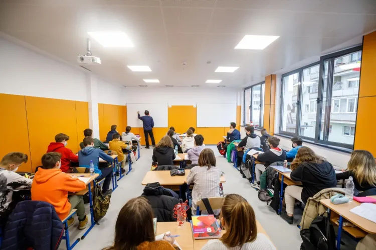 Clujul votează numărul de burse pentru semestrul al doilea. Câți elevi au media 10