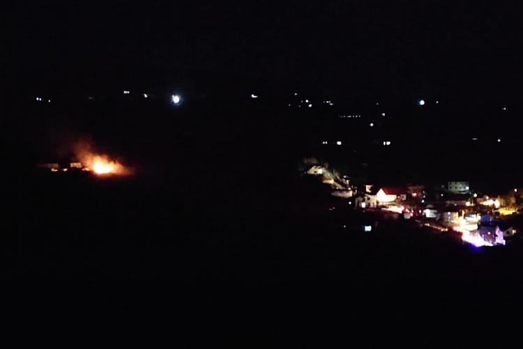 Țeavă de gaz spartă pe strada Soporului! Pompierii intervin cu dificultate - FOTO