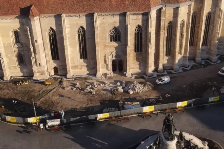 S-au tăiat frumoșii brazi din jurul Bisericii Sfântul Mihail, singura oază de verdeață din centrul Clujului - VIDEO