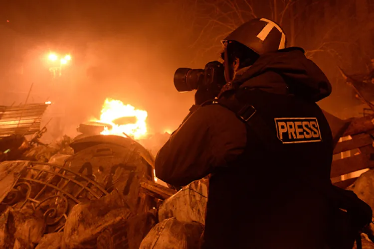 Soldații ruși au mitraliat mașina unui jurnalist străin și i-au furat banii și laptopul. Aceștia au aplicat în Ucraina vechea metodă „davai ceas”