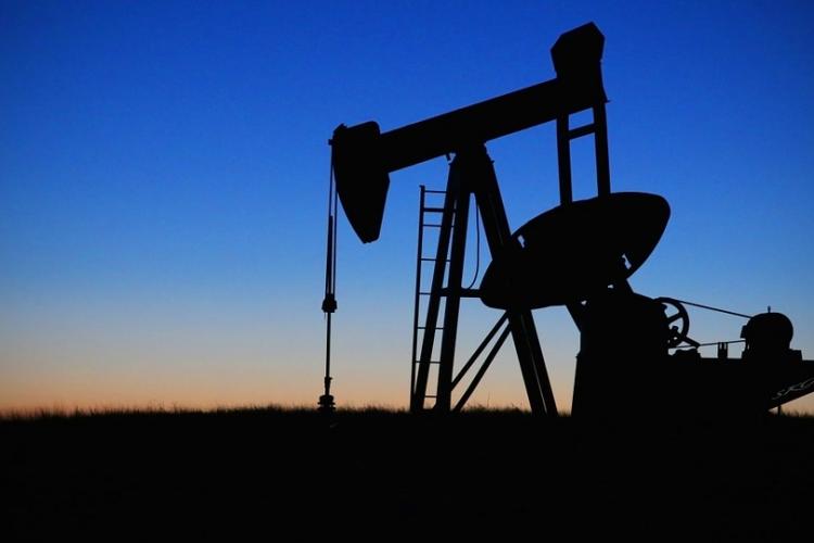Prețul petrolului se apropie de recordul absolut, pe fondul crizelor cauzate de războiul dintre Rusia și Ucraina