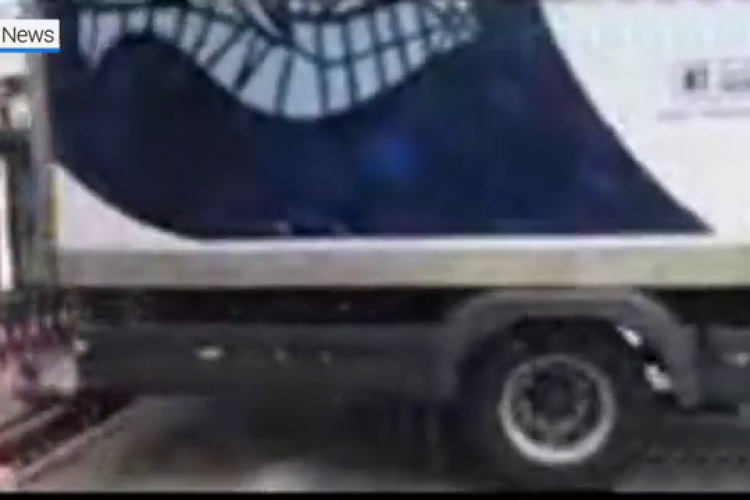 Un camionagiu a demolat poarta ambasadei Rusiei din Dublin - VIDEO