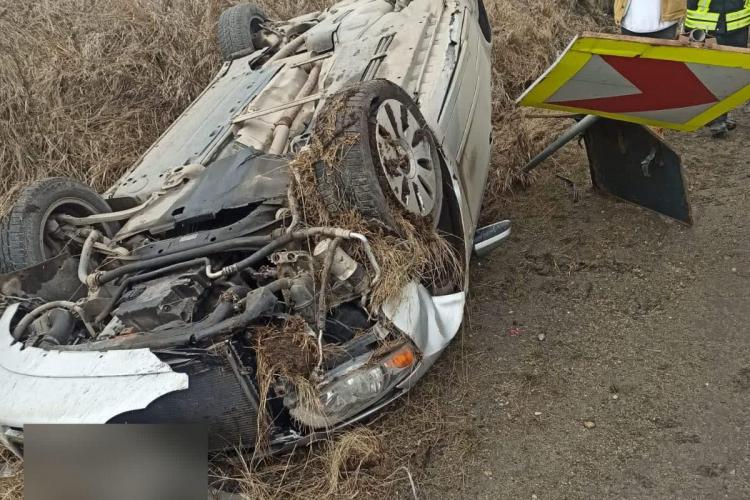 Un tânăr și-a făcut praf mașina, după ce s-a răsturnat în apropierea unei localități din județul Cluj