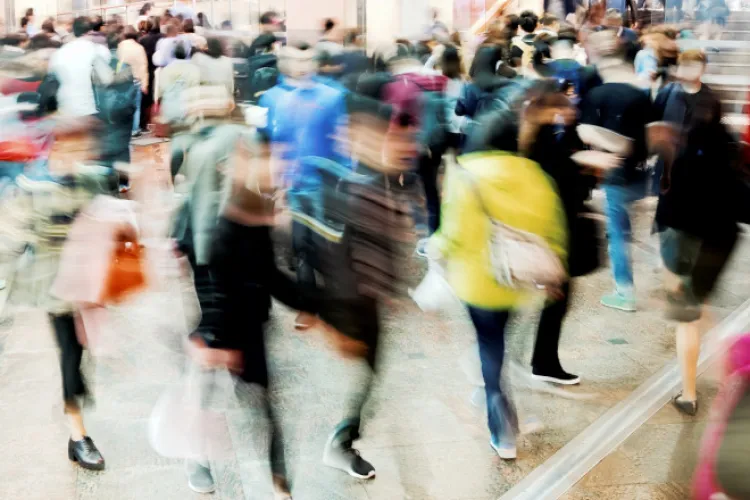 Frica de război a pus stăpânire pe România. Oamenii îşi fac provizii, schimbă leii în euro sau stau la cozi la paşapoarte