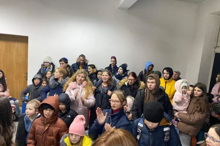 Un hotel din Cluj-Napoca găzduiește un grup de peste 70 de orfani evrei refugiați din Ucraina. O organizație umanitară îi așteaptă în Israel