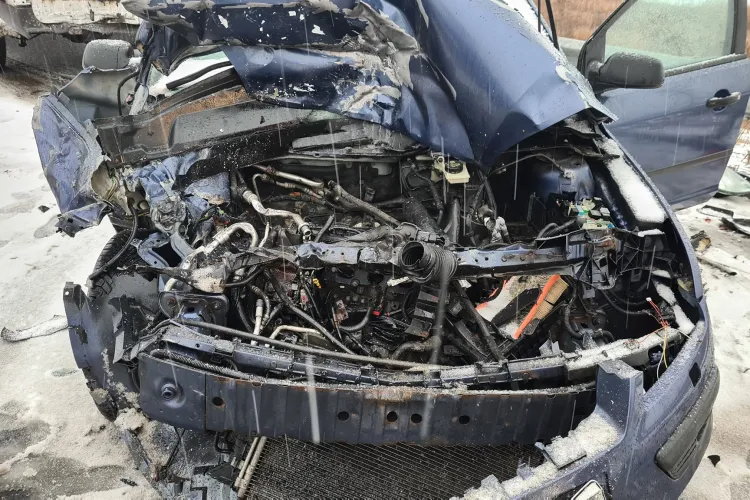 Cu cauciucuri de vară pe autostrada Turda - Alba Iulia. 4 mașini s-au lovit ca popicele - FOTO   