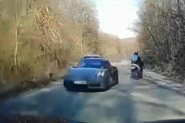 Cluj: Șoferii de bani gata pun în pericol viața altora. Un Porsche era să spulbere un motociclist - VIDEO