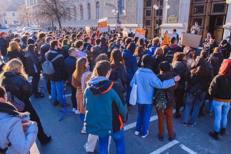 Abandonul școlar în universitate: proporțiile fenomenului invocat pentru a contesta decizia de întoarcere din online în sălile de curs 