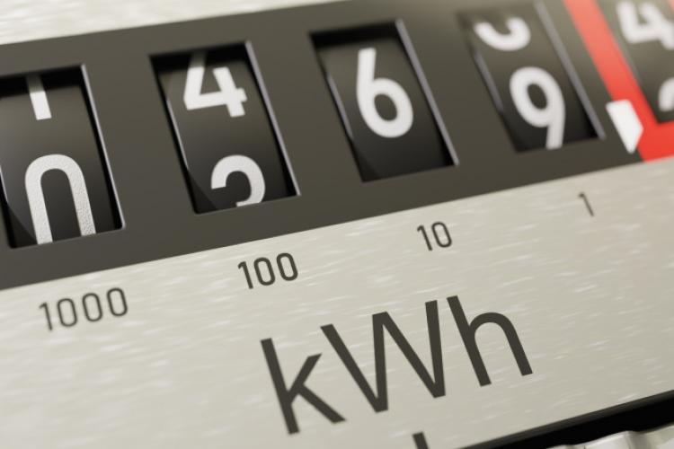 Un furnizor de energie electrică le cere clienților bani în avans pentru plata facturilor. Compania spune că statul nu i-a dat banii promişi