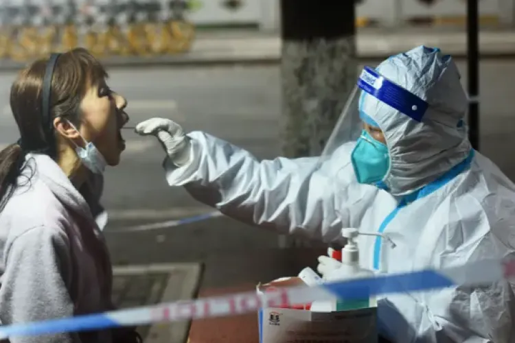 Au fost raportate mai mult de 5.000 de cazuri COVID-19 în China în ultimele 24 de ore, nou record după doi ani de „liniște”