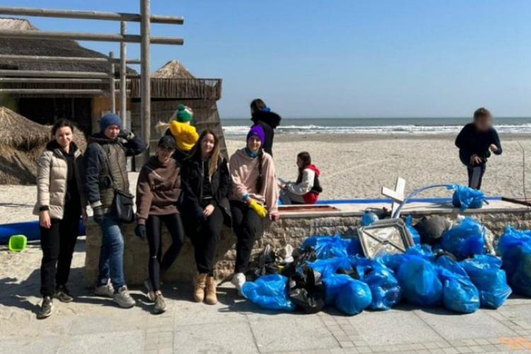 VIDEO - Mai mulți refugiați ucraineni, cazați la Mamaia, au curățat plaja din propria inițiativă