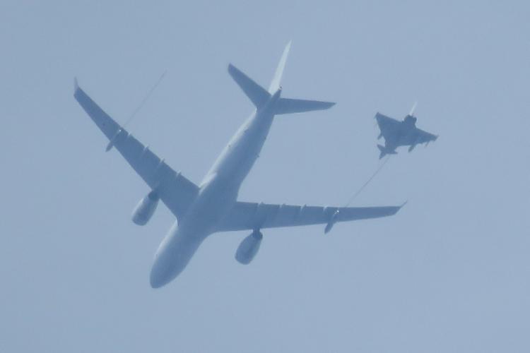 Un fotograf a surprins un avion Eurofighter Typhoon care realimenta în zbor, lângă Gherla - FOTO   