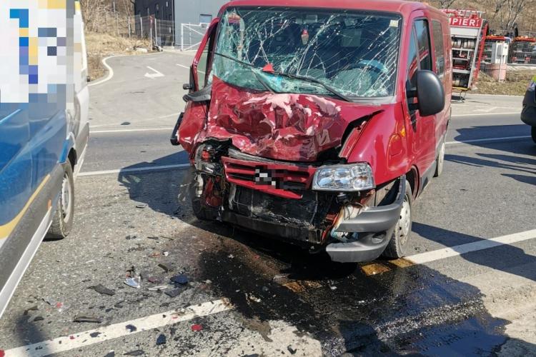 Accident cu două mașini la ieșire din Baciu spre Rădaia