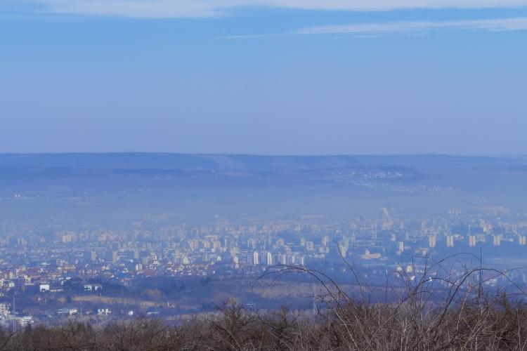 Cluj-Napoca, sub o „pătură” de aer poluat. Clujenii sunt îndemnați să evite aerisirea locuințelor și activitățile în aer liber