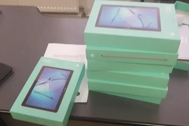 Sute de mii de tablete distribuite elevilor în perioada școlii online, zac nefolosite. Doar câțiva dascăli mai predau cu ajutorul tehnologiei