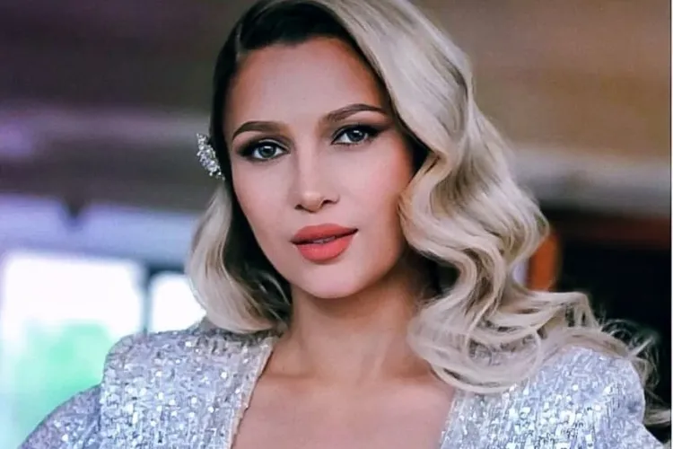 Cum arăta frumoasa Lora înainte de operațiile pe care mult timp le-a negat