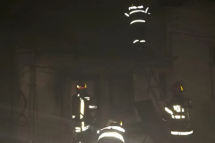 Incendiu în Cluj-Napoca! Un bunic a sărit să stingă singur focul și a suferit arsuri - FOTO