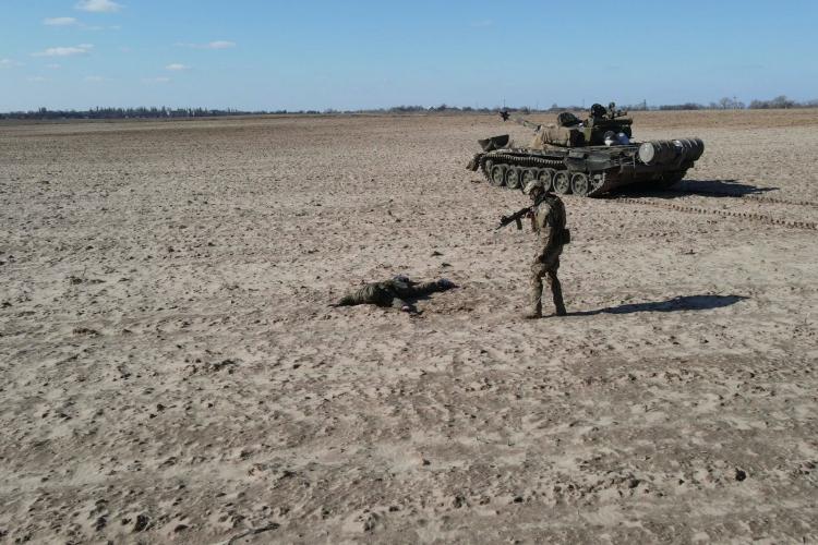 Povestea din spatele fotografiei cu rusul care s-a predat cu tot cu tanc. Cum s-au asigurat ucrainenii că Mișa nu le organizează o ambuscadă