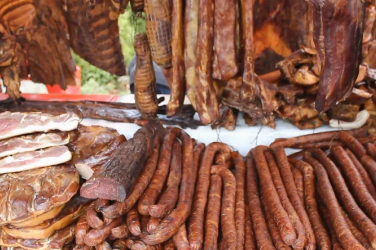 Românii au început deja cumpărăturile pentru masa de sărbători. Care sunt cele mai cerute produse din târgurile de produse tradiționale