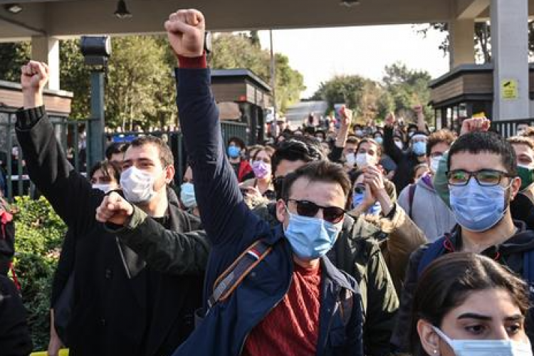 Studenții clujeni organizează un protest împotriva noii decizii de a reveni fizic la facultate