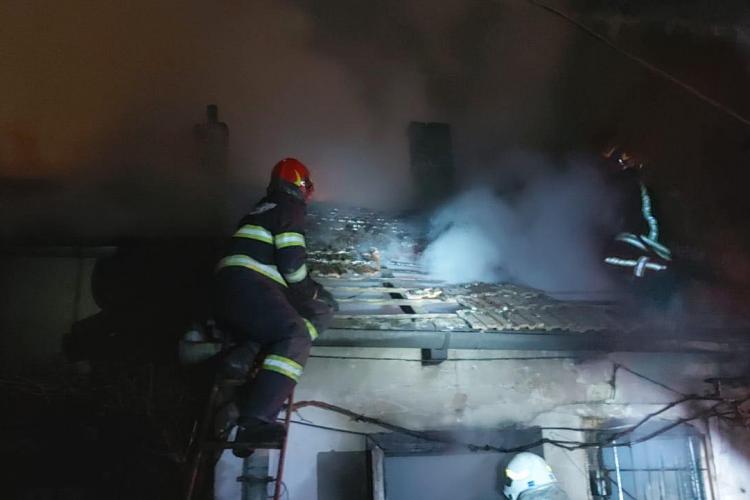 Pompierii clujeni au intervenit cu trei autospeciale pentru a stinge un incendiu la Cluj-Napoca, un bărbat a fost transportat la spital-FOTO