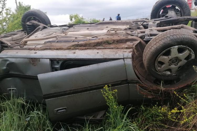 Accident în județul Cluj. Un șofer de 35 de ani s-a răsturnat cu mașina 