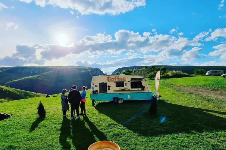 Clujul este orașul cafenelelor. Doi soți au urcat cafeneaua în dubă și umblă cu ea după turiști   