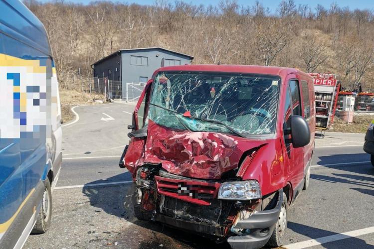 Accident grav în județul Cluj. Două mașini s-au făcut praf pe DN1F, la ieșirea din Baciu-FOTO