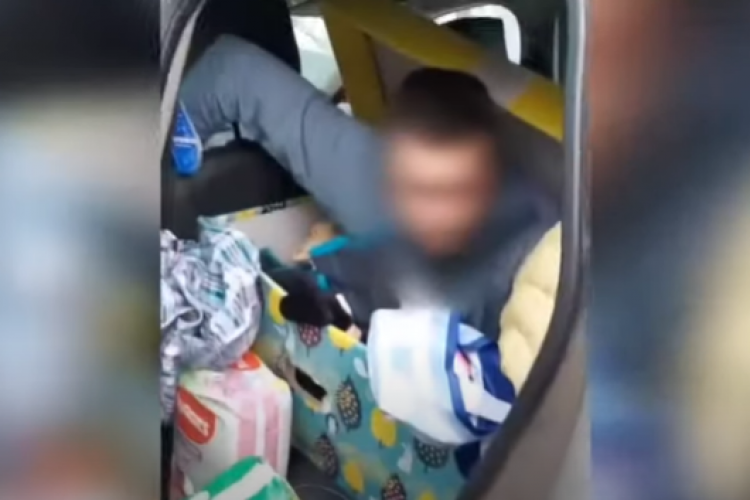 VIDEO - Un ucrainean de 37 de ani a fost prins în timp ce încerca să treacă graniţa ascuns într-o cutie de jucării