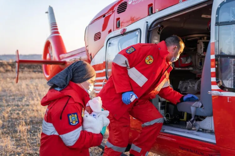 Misiune contracronometru! Doi bebeluşi, de 5 și de 14 zile, din Ucraina, au fost transportați de urgență la spitalele de lângă Vama Siret