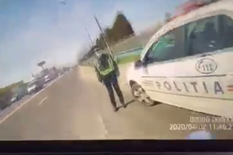 VIDEO - Clujean înjurat ca la ușa cortului de un polițist ”Su**-mi-ar p*** de bătrân”. Șoferul a vrut să sune o PILĂ 