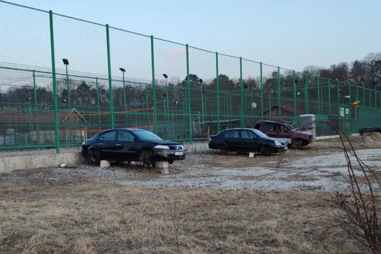 Băile Sărate din Turda au ajuns cimitir de mașini - FOTO