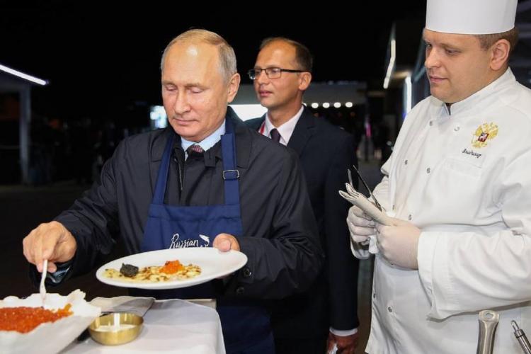 Dictatorul de la Moscova și-a concediat întregul personal de frică să nu fie otrăvit. Putin are oameni care îi gustă mâncarea
