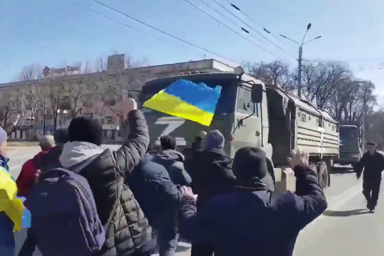 Ucrainenii din orașele ocupate se pun în fața camioanelor marcate cu litera ”Z” - VIDEO