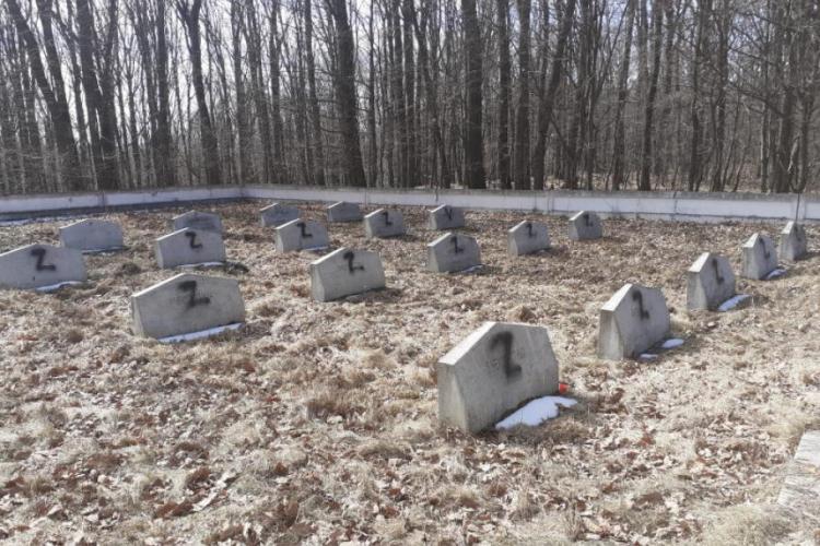 Au fost vandalizate mai multe morminte ale unor soldați ruși dintr-un cimitir din România. Literele Z și V au fost inscripționate pe acestea