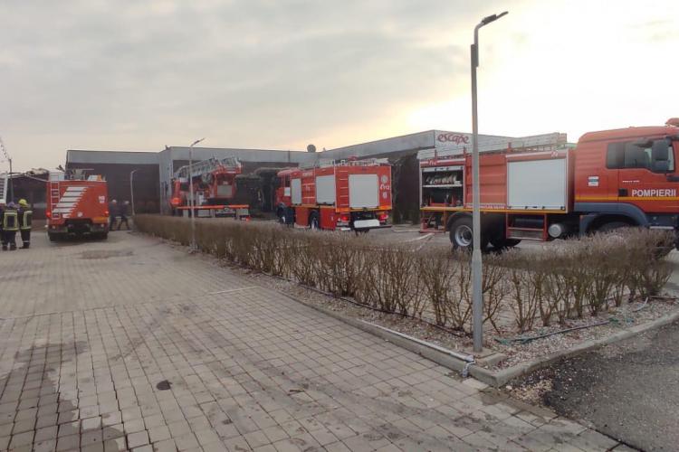 Incendiu violent la o sală de evenimente din județul Cluj, pompierii au intervenit cu patru autospeciale -FOTO-VIDEO