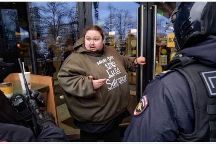VIDEO - Un rus s-a legat cu cătușe de ușa unui McDonald's: „Rămân fără mâncarea pe care am consumat-o toată viața”